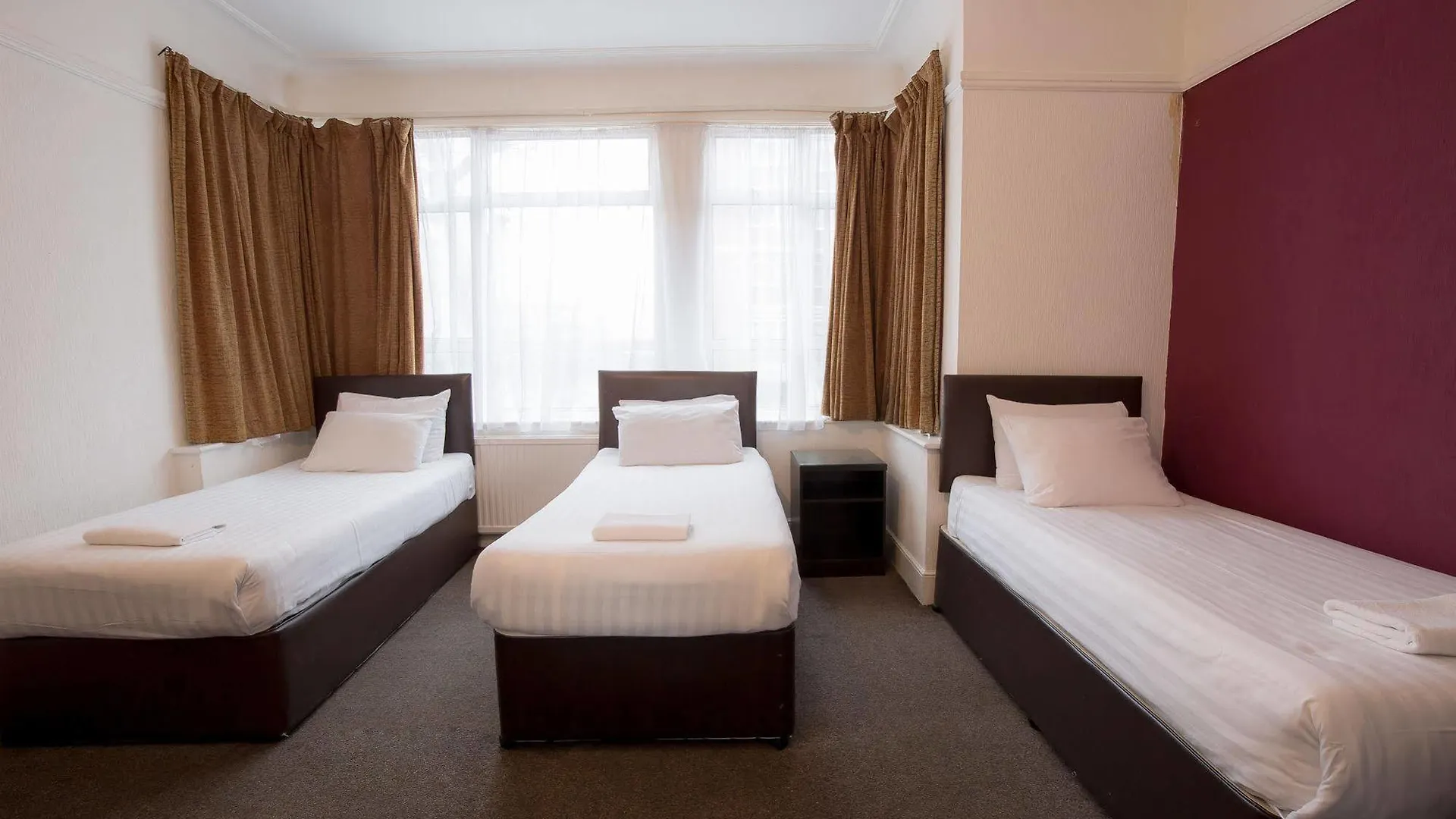 Banks Hotel Ilford 2*,